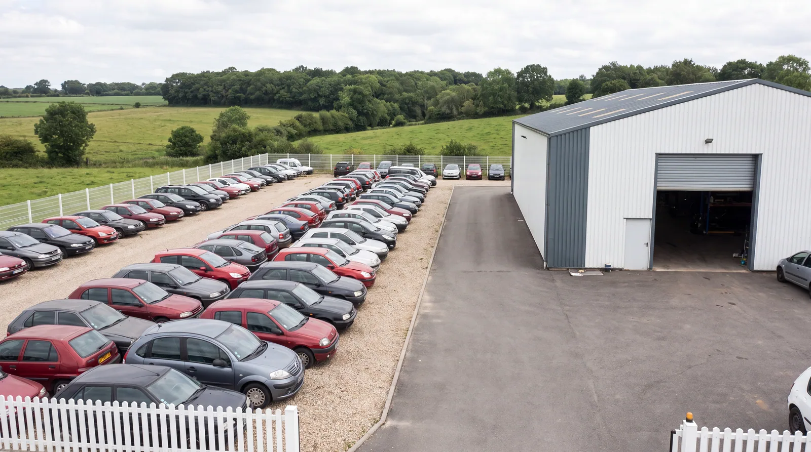 Vue d’ensemble du site de Casse Auto Tessier : parc de véhicules organisé et entrepôt de pièces