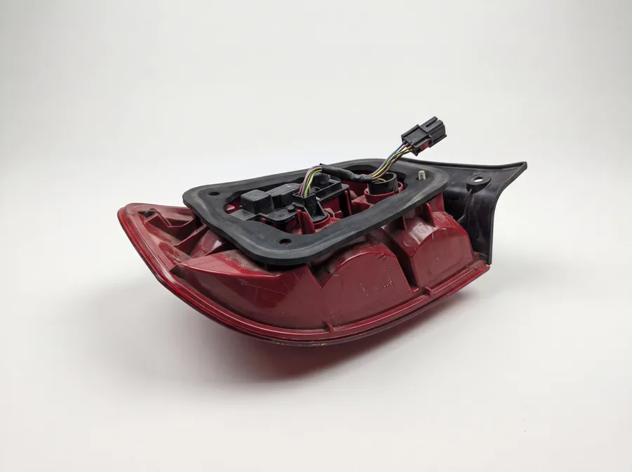 Feu arrière gauche d’occasion pour Peugeot 208, cabochon rouge intact
