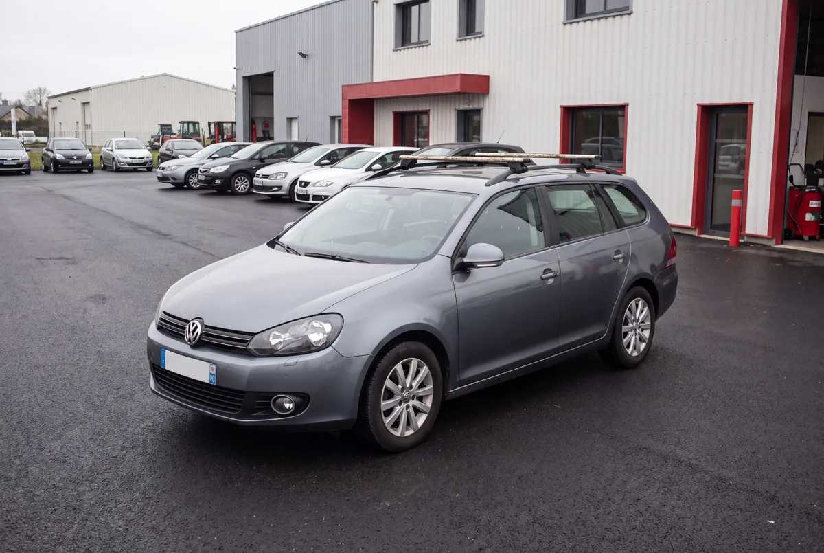 Volkswagen Golf SW grise d’occasion avec barres de toit sur le parc de Casse Auto Tessier